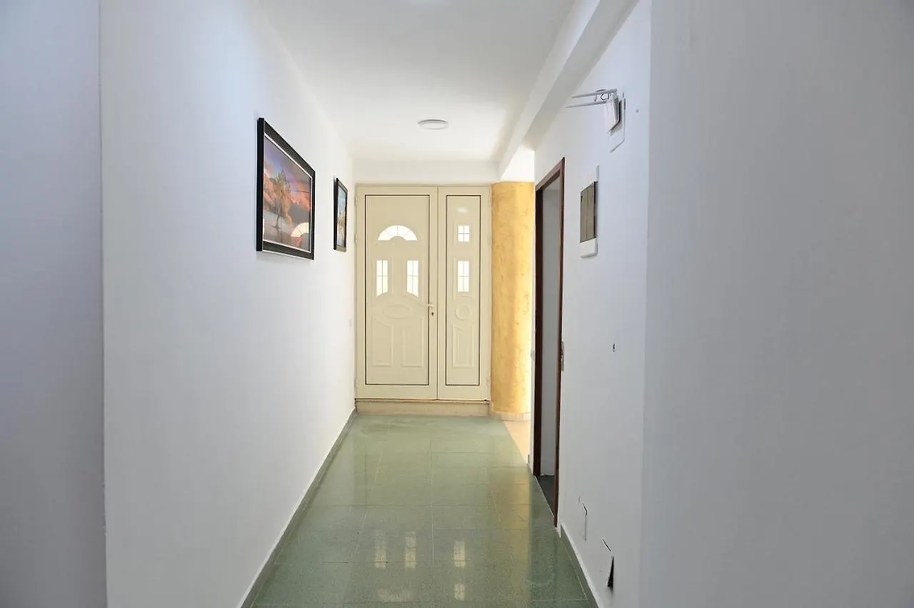 Vila Oxinn Kryemëdhej Albania